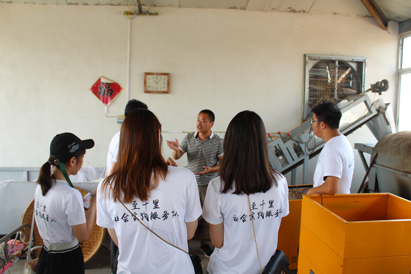 团队参观茶叶粗加工车间.JPG